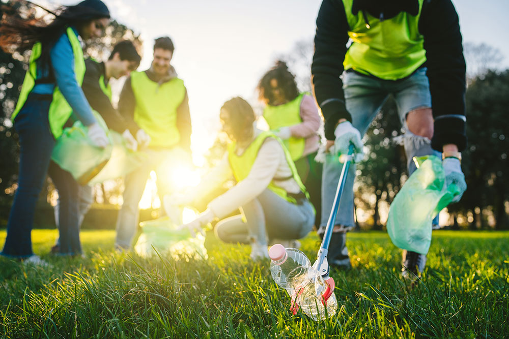 volunteers picking up garbage photo